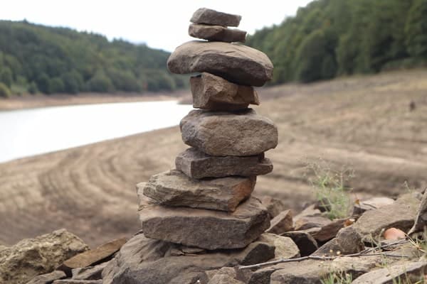 stone nature balance rock stabil 1 min